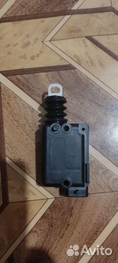 Электро привод замка багажника рено Логан 2