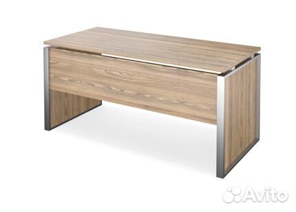 Стол для руководителя на металлическом каркасе