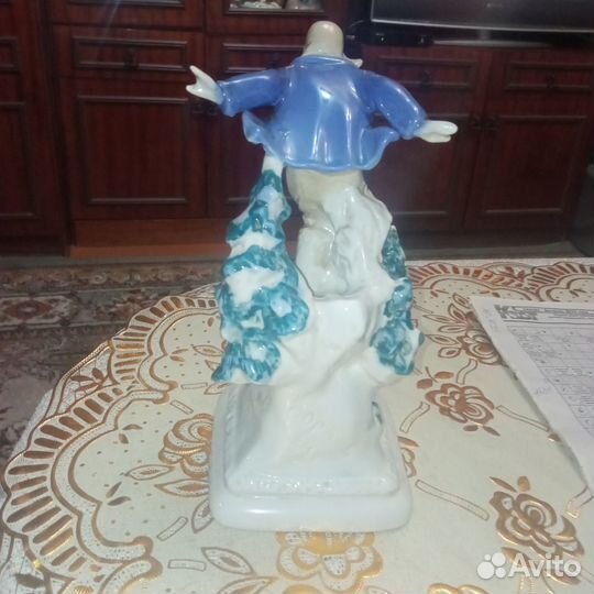 Статуэтка фарфор лыжник(пионер). Вербилки