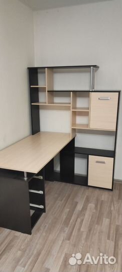 Письменный стол с полками