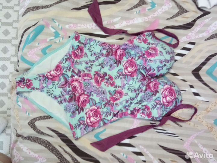 Купальник б/у с завязкой на шею