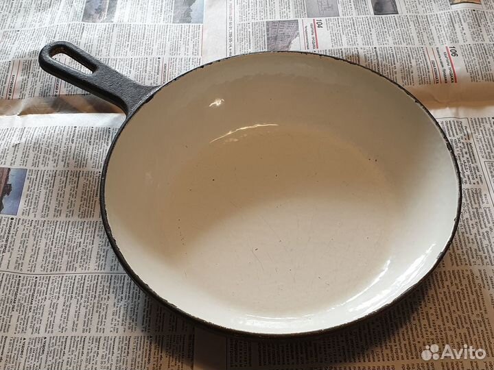 Чугунная сковорода 22 см. целая эмаль из СССР
