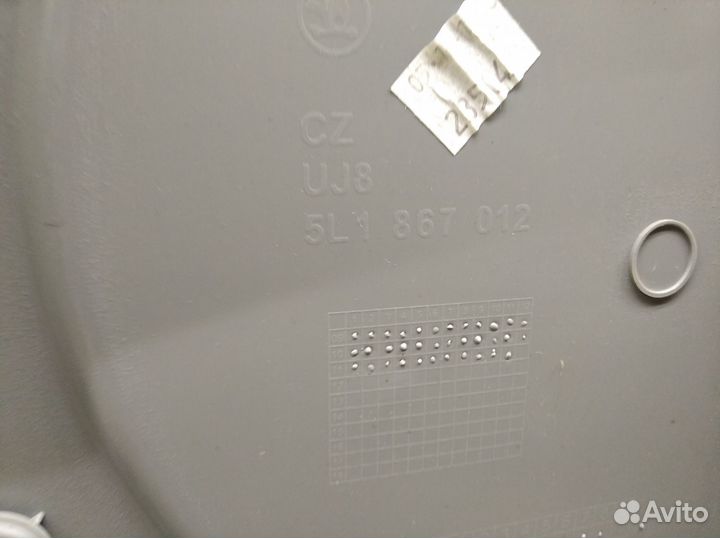 Обшивка двери передней правой Yeti 2009