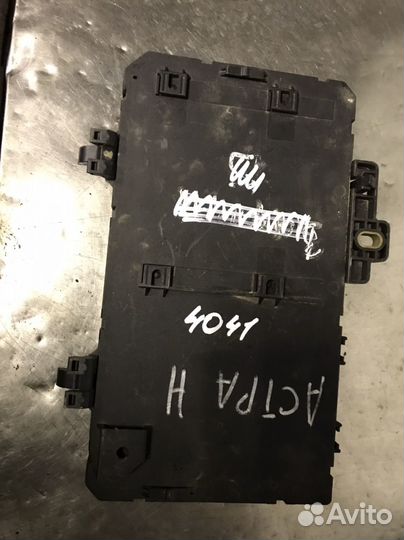 Бок предохранителей задний Opel Astra H Zafira B