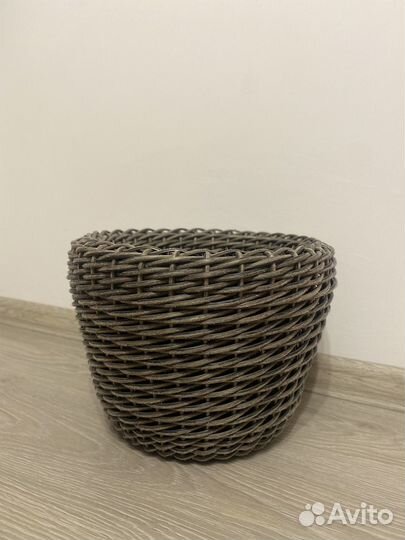 Кашпо из искусственного ротанга ручная работа