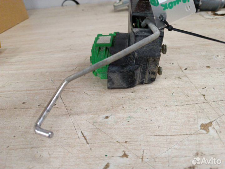 Замок двери задний правый Hyundai Solaris 1 2010