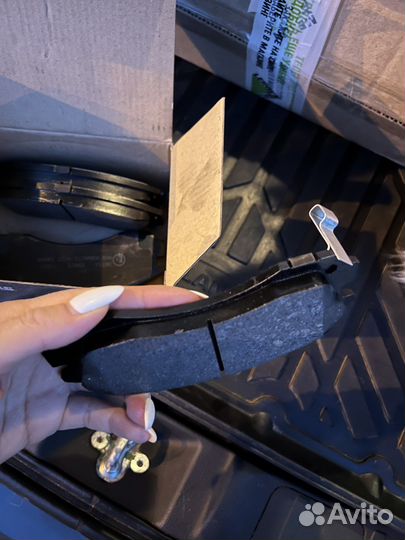Тормозные колодки передние новые