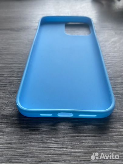 Чехол голубого цвета на iPhone 13 pro max