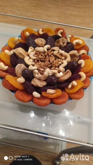 Подарок, тарелка с сухофруктами и орехами