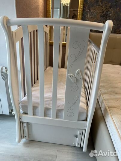 Детская кроватка с маятником