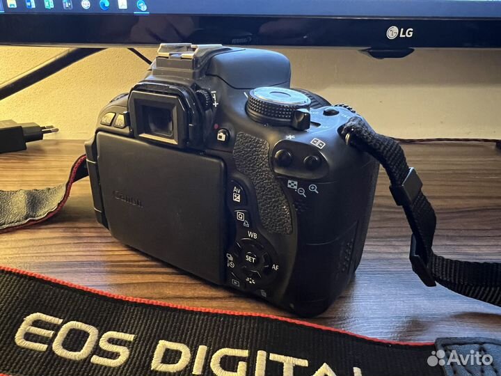 Зеркальный фотоаппарат Canon EOS 600D