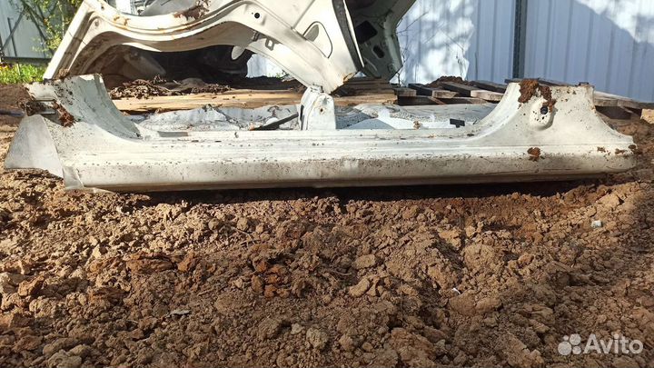 Nissan pathfinder r50, задняя часть,с порогами