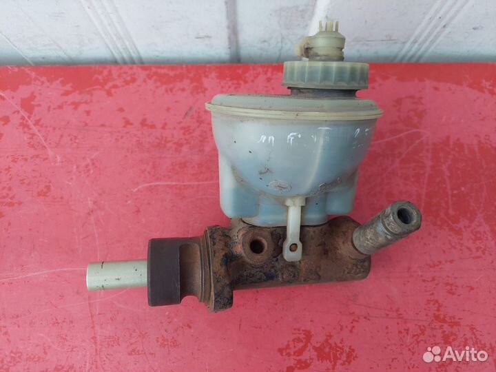 Главный тормозной цилиндр Volkswagen Golf 3