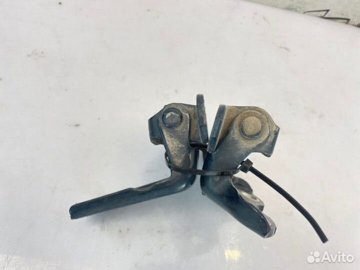 Кронштейн двери задний правый Toyota Corolla