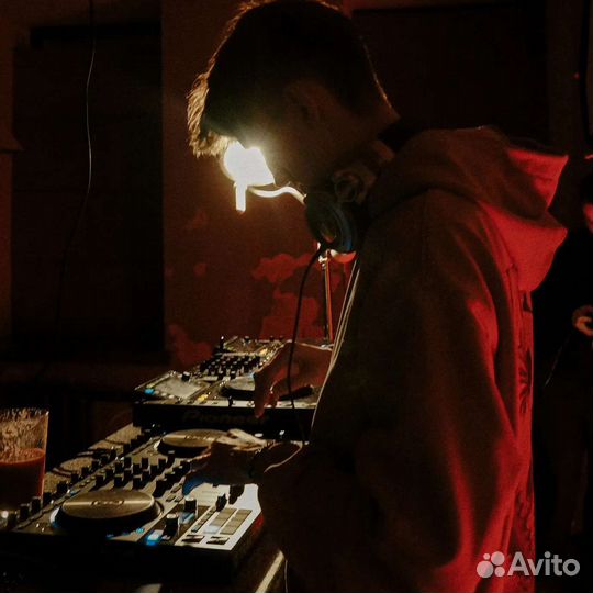 Диджей с оборудованием