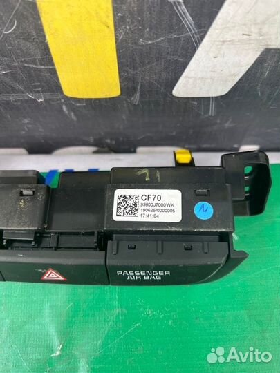 Кнопка аварийной сигнализации Kia Xceed 1 G4LD