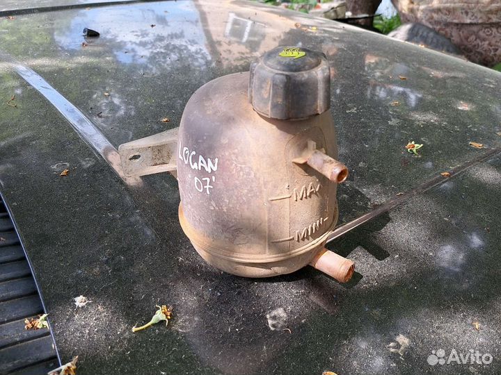 Расширительный бачок на Рено Логан 2008 г.в