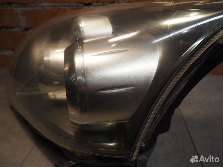 Фара левая Тоyota Avensis 2