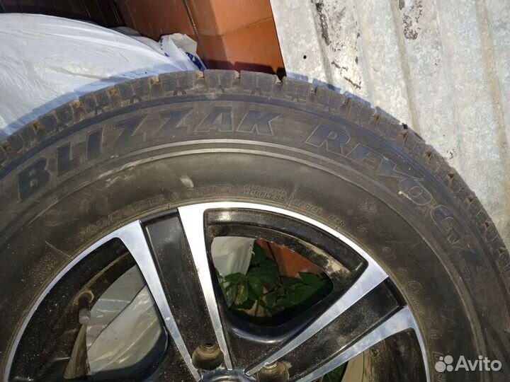 Bridgestone Blizzak Revo GZ 205/75 R15