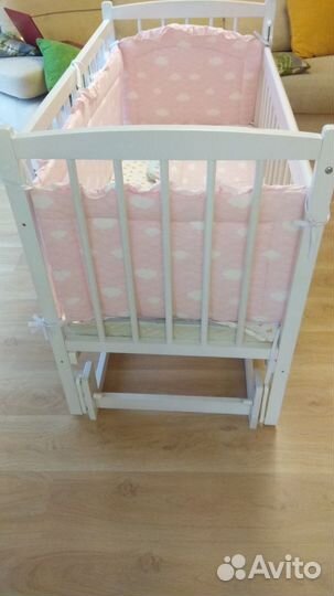 Детская кроватка с продольным маятником