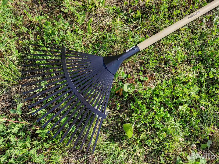 Грабли для листьев с чер. Classic Fiskars 1001586