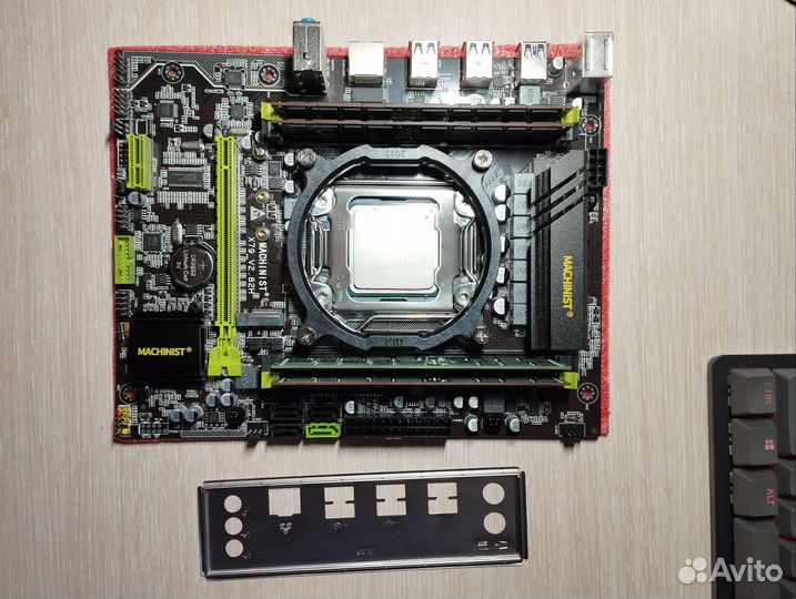 Материнская плата с процессором и памятью