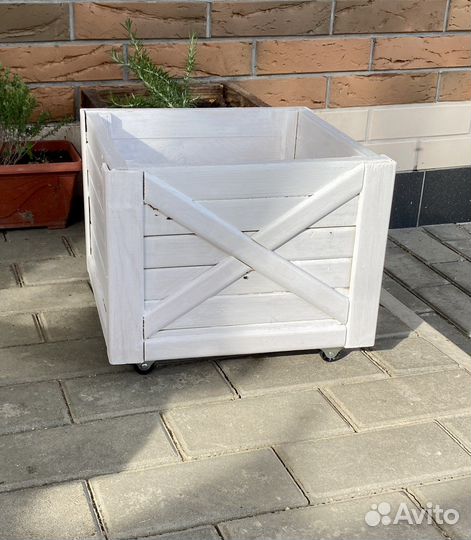 Кашпо. Вазон для растений. Яшик для цветов