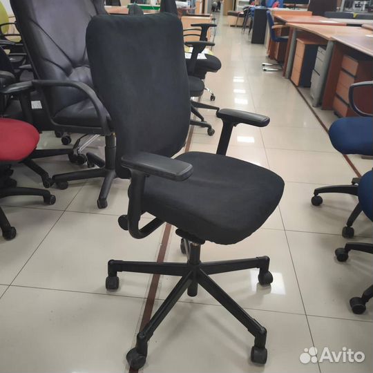 Офисное кресло