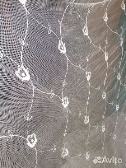 Красивый белый тюль в мелкую сетку с цветами