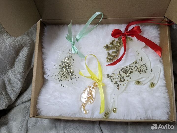 Ёлочные игрушки, олени, ёлочки, коты