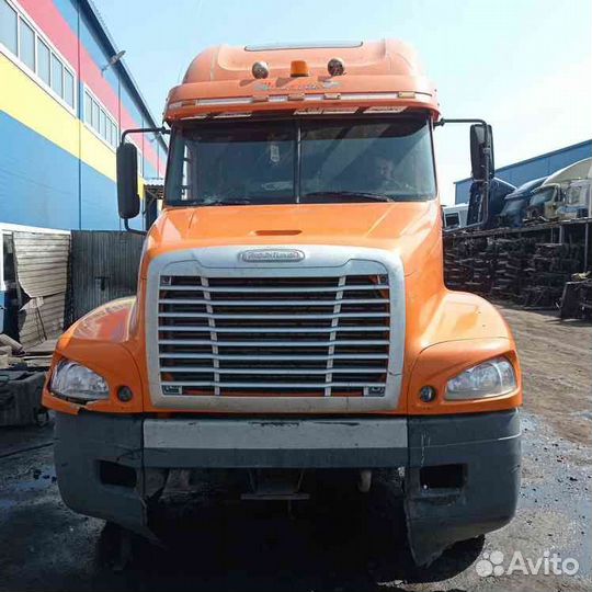 Тягач Freightliner в разбор