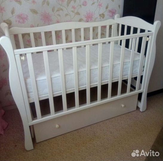 Детская кровать с маятником