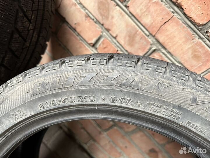 Bridgestone Blizzak VRX 235/45 R18 94S