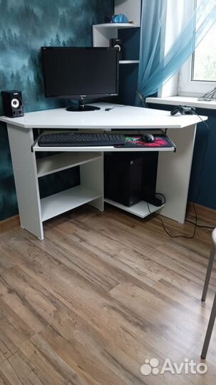 Компьютерный стол угловой треугольный белый