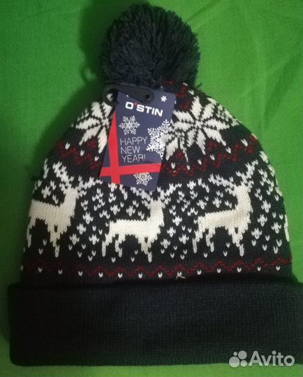 Шапка с новогодним рисунком новая