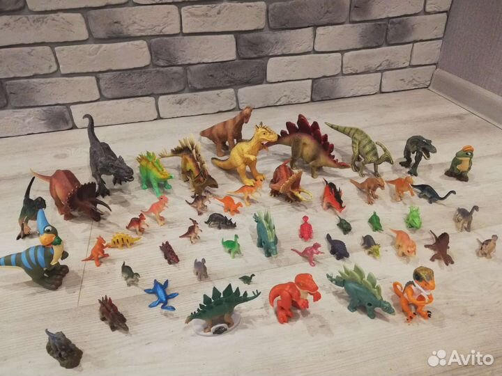 Машинка jurassic world +динозавры