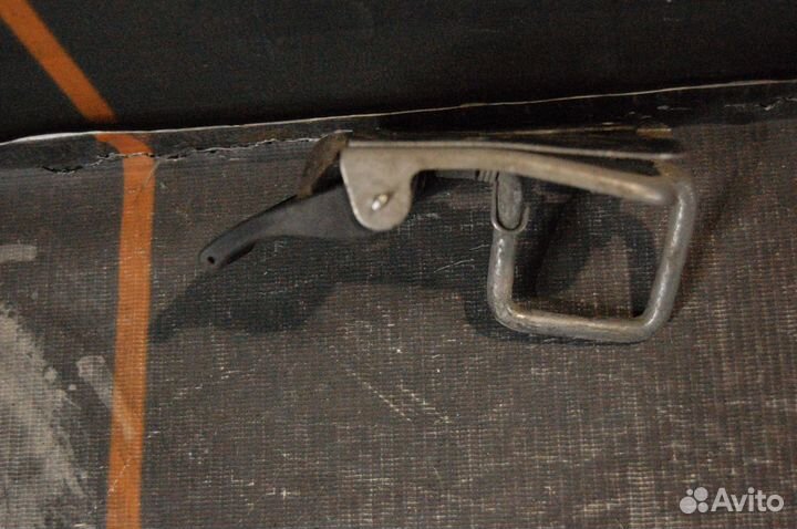 Крючок капота - Skoda Rapid