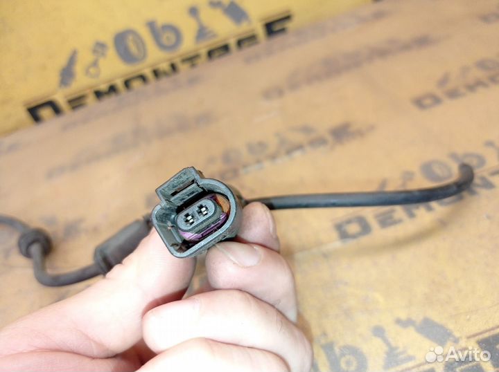 Разъем передний левый Volkswagen Passat Cc 358