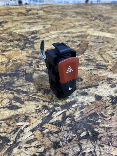 Кнопка аварийной сигнализации Рено Меган 3