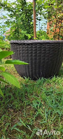 Кашпо из искусственного ротанга