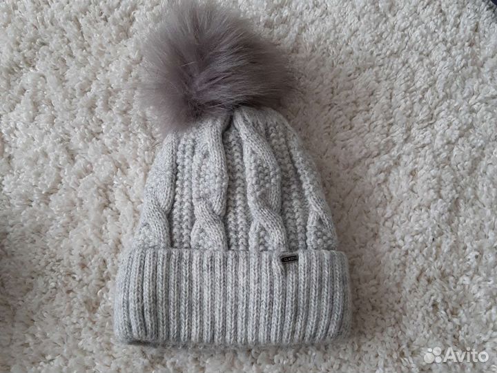 Шапка женская с меховым помпоном