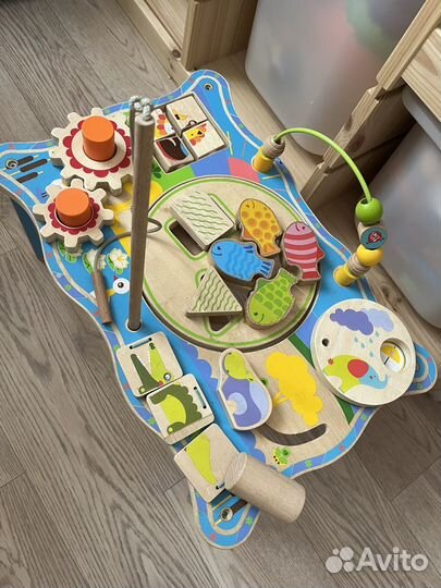 Развивающие игрушки: стол-бизиборд