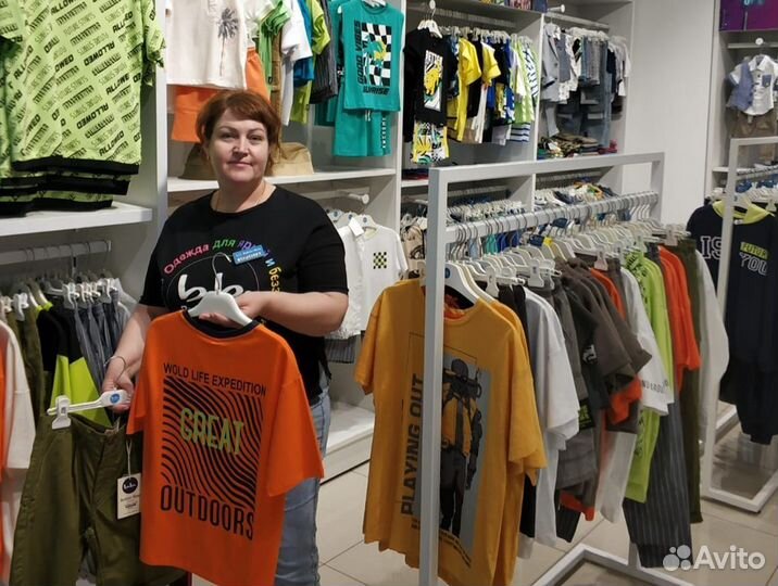 Продавец детской дизайнерской одежды и обуви