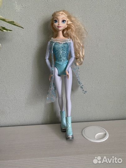 Кукла Дисней Эльза на коньках. Механическая