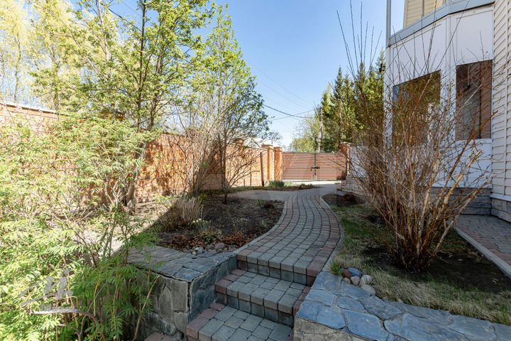 Коттедж 265 м² на участке 9,5 сот.