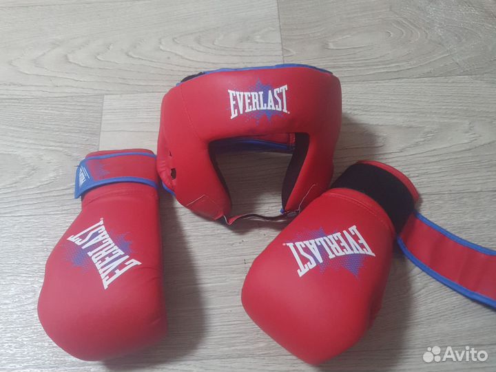 Шлем и боксёрские перчатки