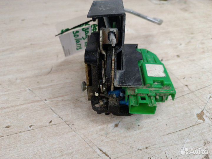 Замок двери задний правый Hyundai Solaris 1 2010