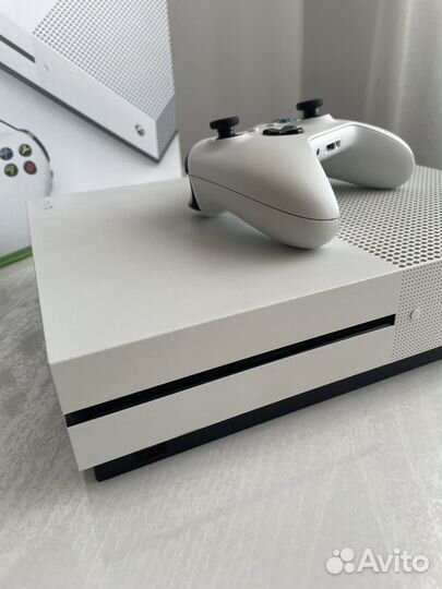 Xbox One S 500 gb + 2 геймпада