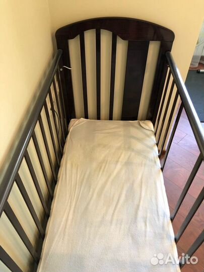 Детская кроватка с маятником и матрасом