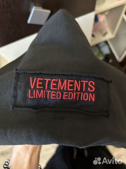 На руках vetements hardcore patch red